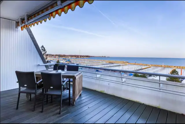Terrasse mit Blick über den Olympiahafen Schilksee und die Förde