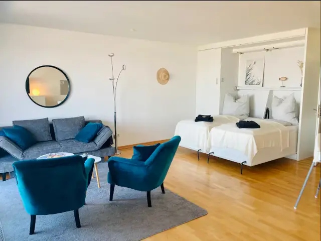 Wohnbereich mit Doppelbett und Sitzecke, Panorama am Strand
