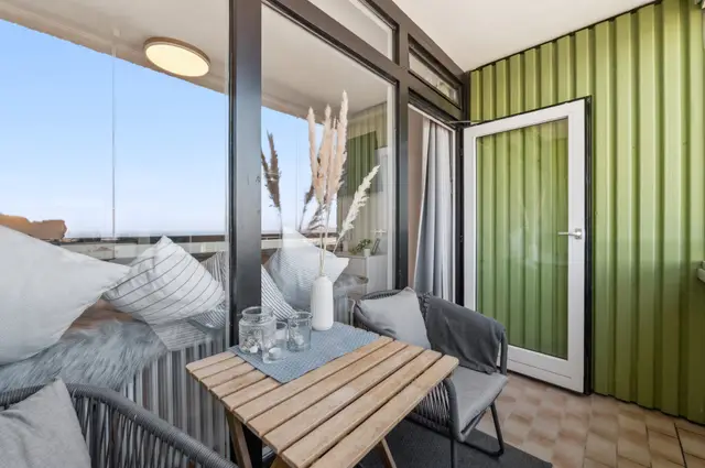 Verglaste Loggia mit Sitzplatz, Hafenblick