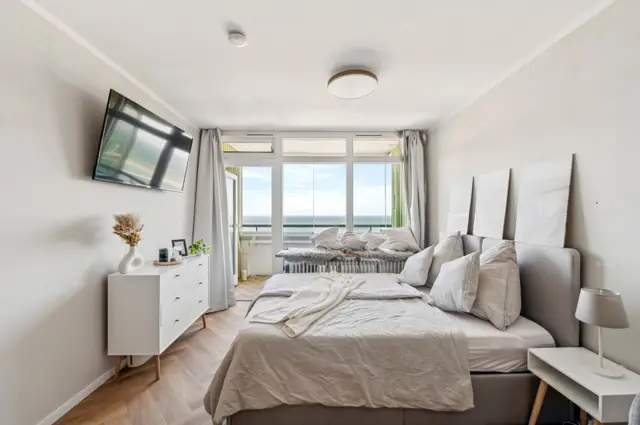 Wohnraum mit Doppelbett und Fenster zur Förde, Hafenblick
