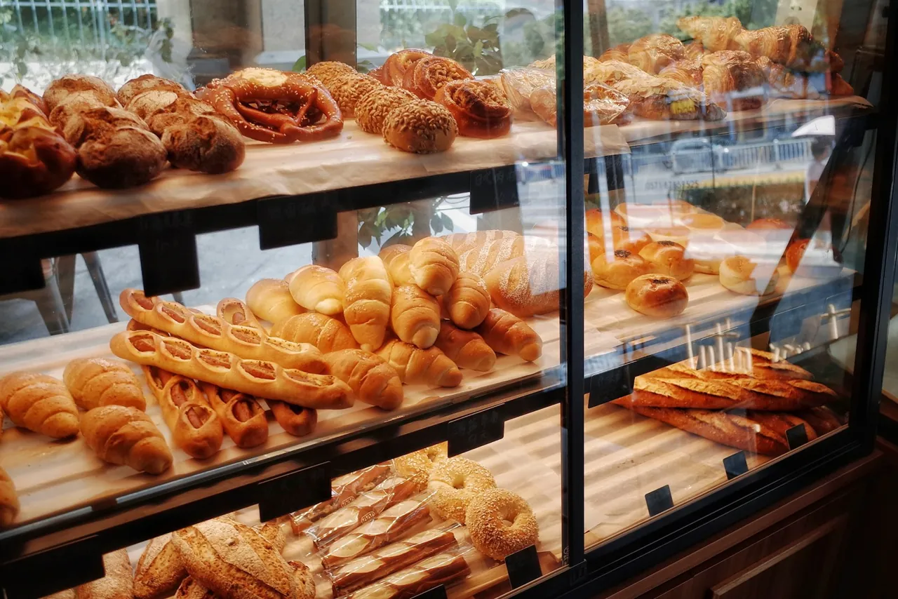 Auslage einer Bäckerei mit Brötchen und Gebäck