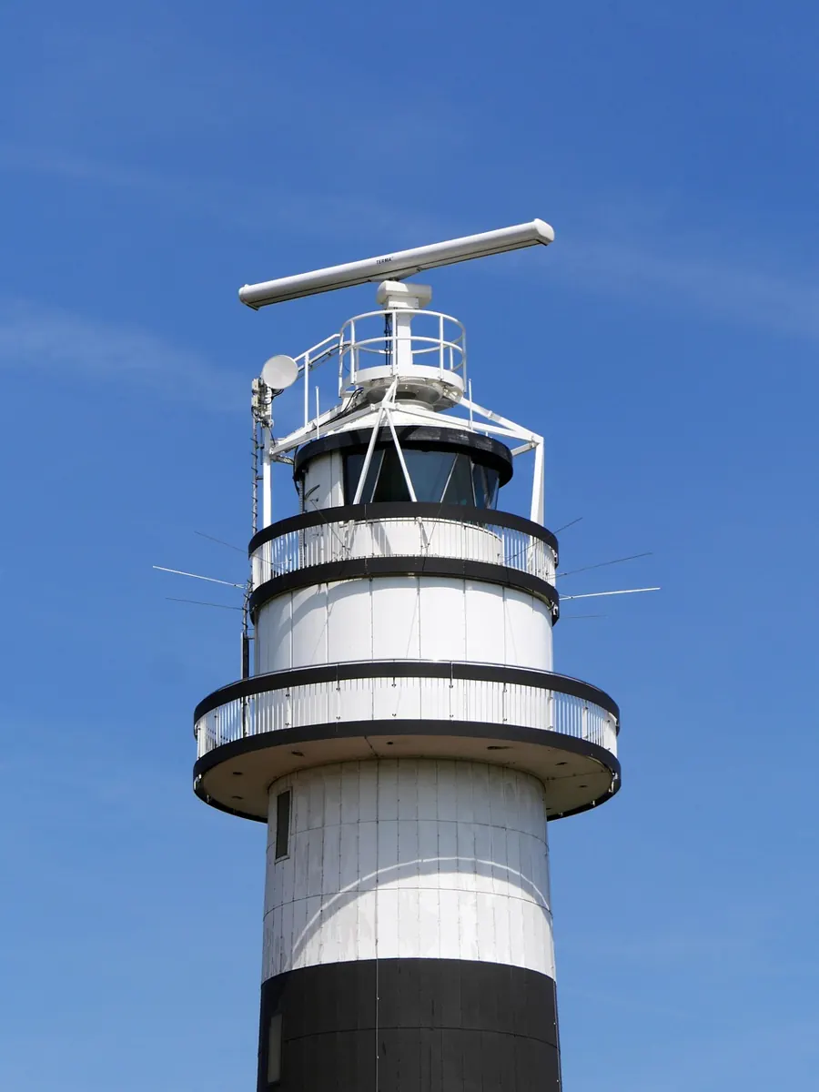 Schwarz-weißer Leuchtturm an der Förde