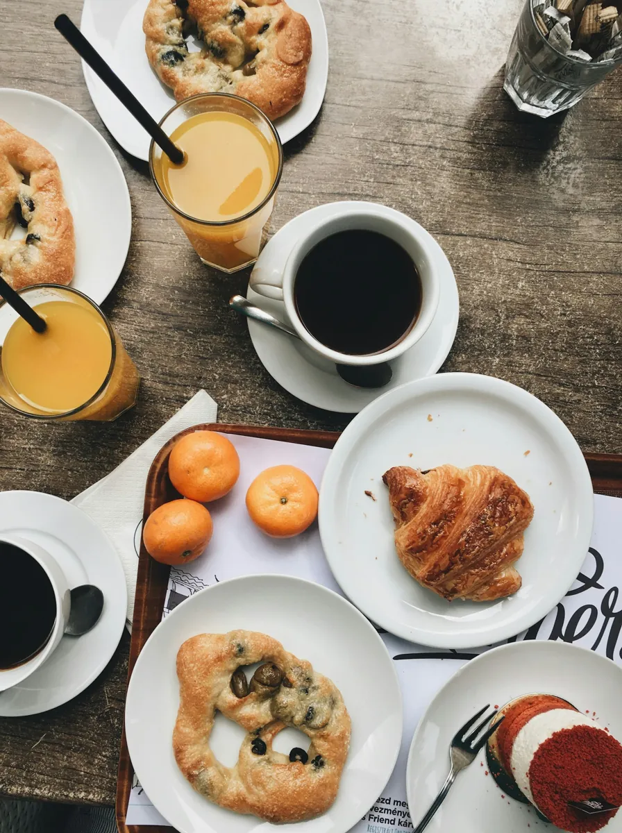 Frühstückstisch mit Kaffee, Saft und Gebäck