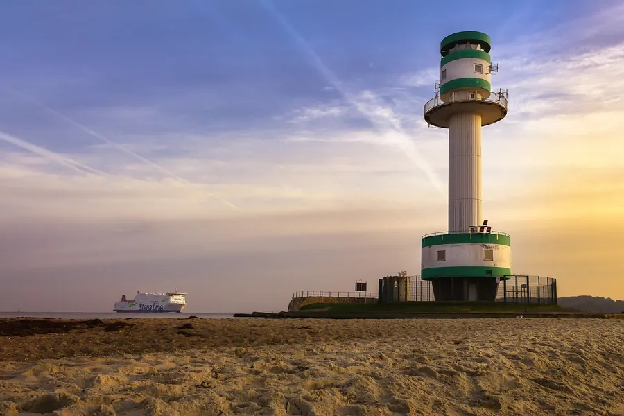 Leuchtturm Friedrichsort am Falckensteiner Strand, dahinter eine Fähre