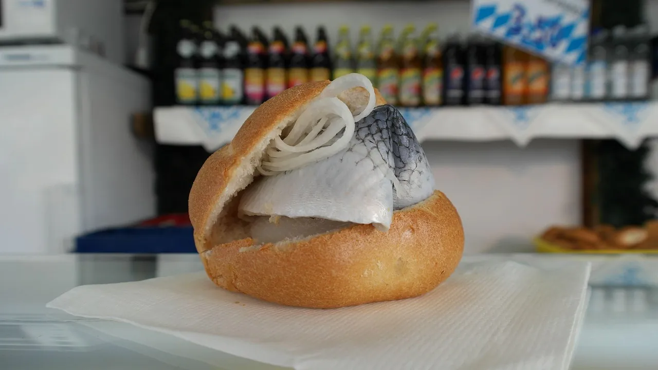 Fischbrötchen mit Hering an einem Kiosk
