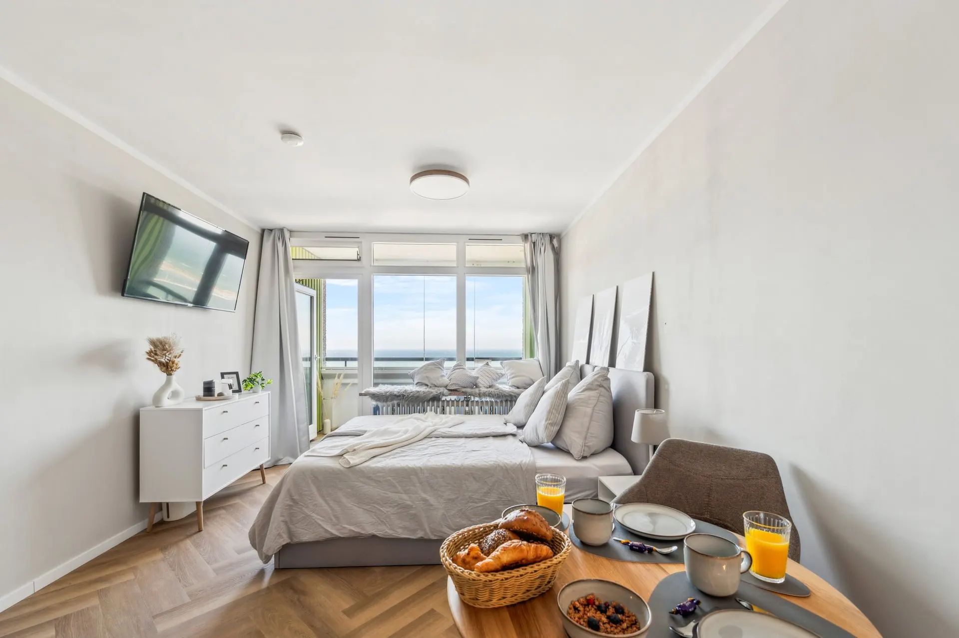 Wohnraum mit Doppelbett und Fenster zur Förde, Hafenblick