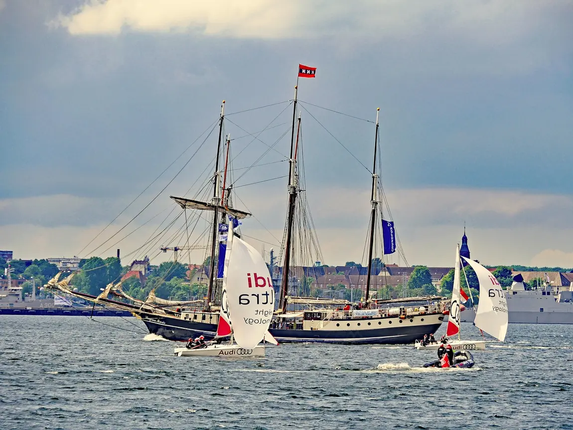 Traditionssegler und Regattaboote zur Kieler Woche