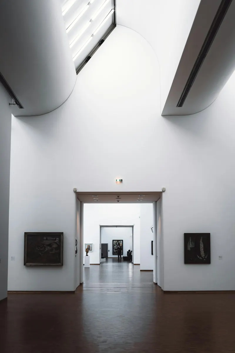 Heller Museumssaal mit Gemälden