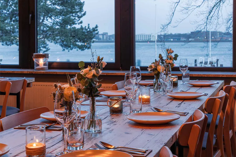 Gedeckter Tisch mit Blick auf die Förde im Lagom