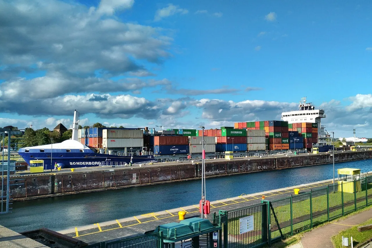 Containerschiff in der Schleuse Kiel-Holtenau, vorn die Aussichtsplattform