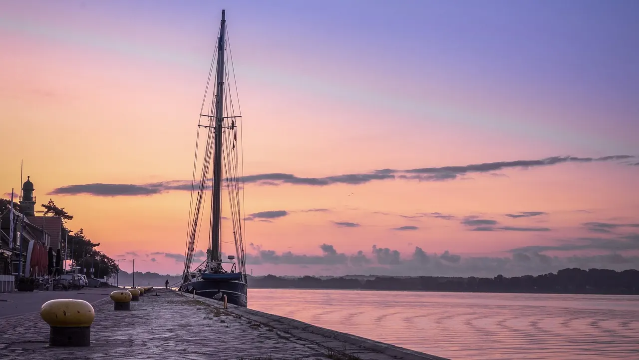 Segelschiff am Kai im Abendlicht
